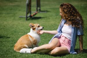 Eine Frau mit ihrem Hund im Park.