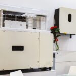 Blauer und gelber Batteriewechselrichter an der Wand installiert, zur Sicherstellung einer unterbrechungsfreien Stromversorgung.