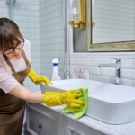 Bad Sanitär Reinigung von Waschbecken